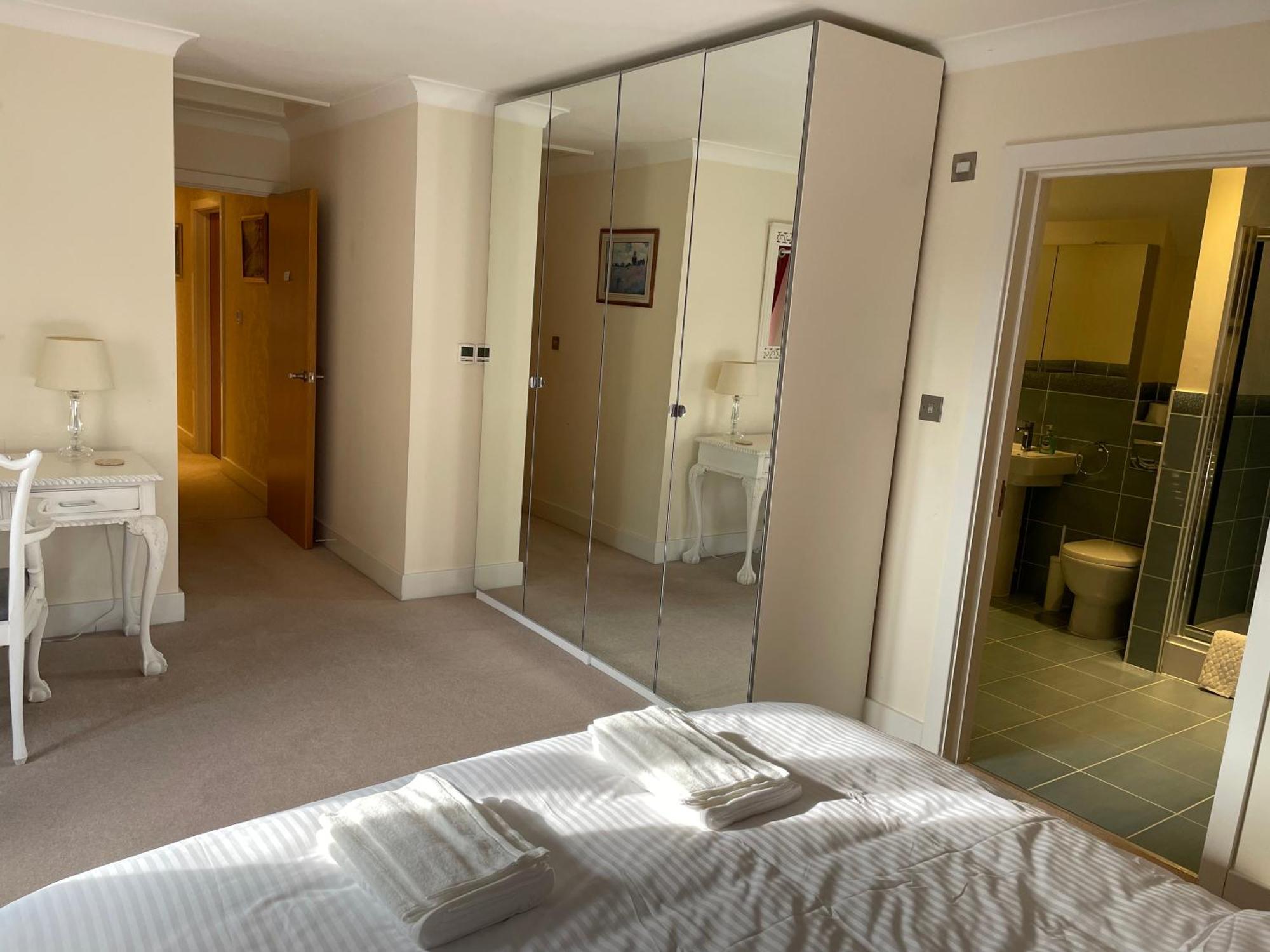 Top Floor En-Suite Double Bedrooms With Great View Of Windsor Castle & Free Parking Ngoại thất bức ảnh